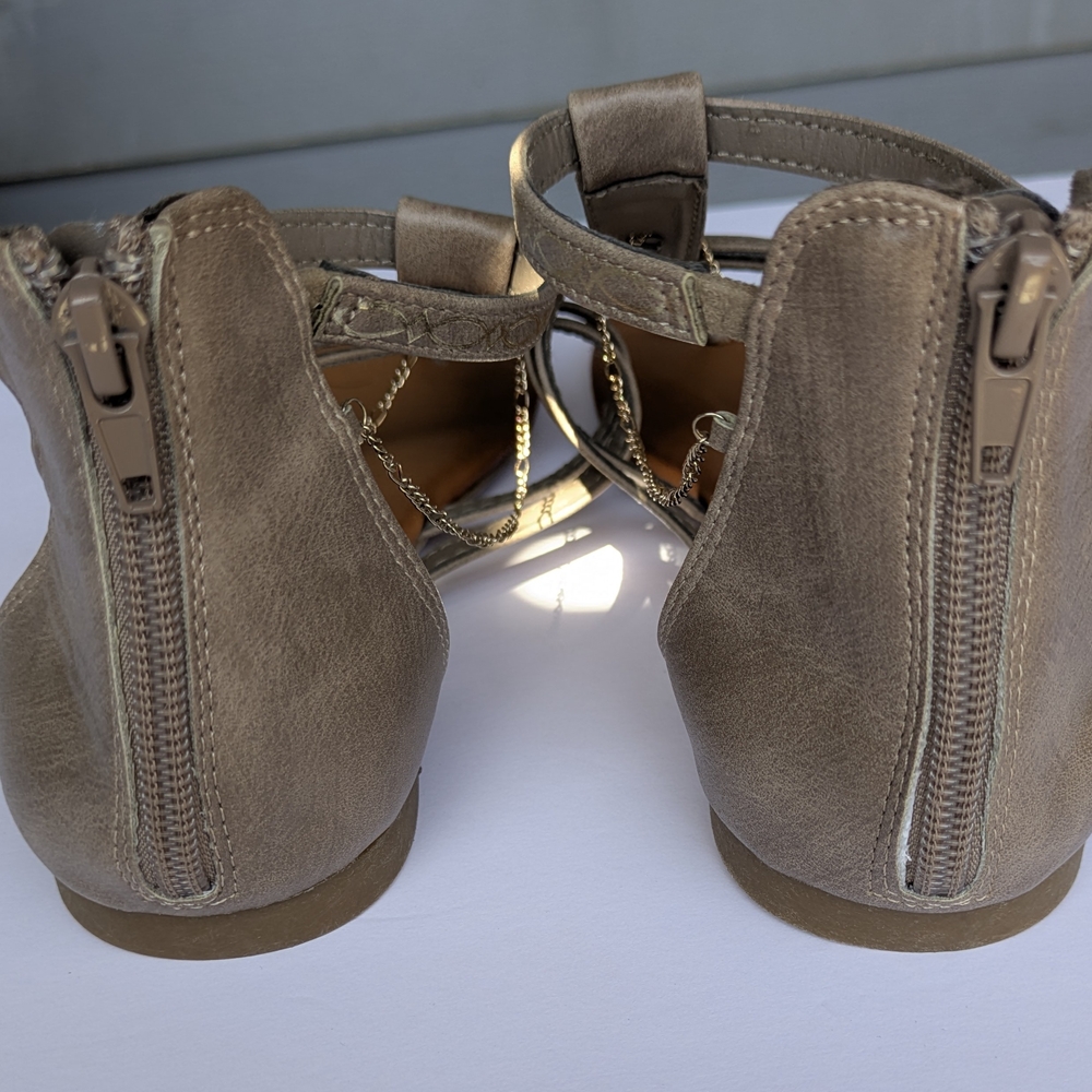 Elegant Beige Sandals with Chain Detail - Picture 2 of 5